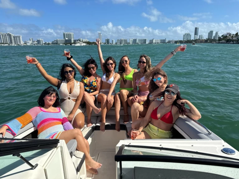 Sea Ray Sea Ray 270 Sundeck Outboard de alquiler a Miami