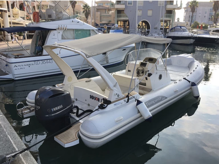 Alquiler de Nuova Jolly Prince 25 en Les Salins d'Hyères