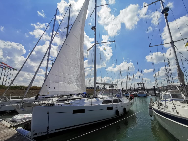 Alquiler de Velero, con o sin patrón Bénéteau Kromme Hoek