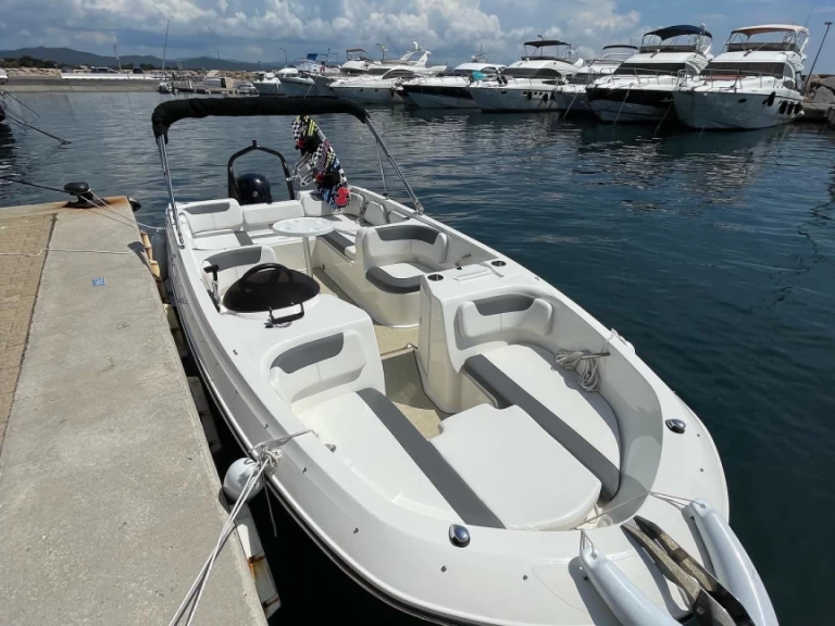 Alquiler de embarcaciones Bayliner Element E7 enHyères en Samboat
