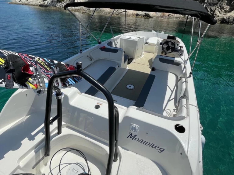 Alquiler de embarcaciones Bayliner Element E7 enHyères en Samboat