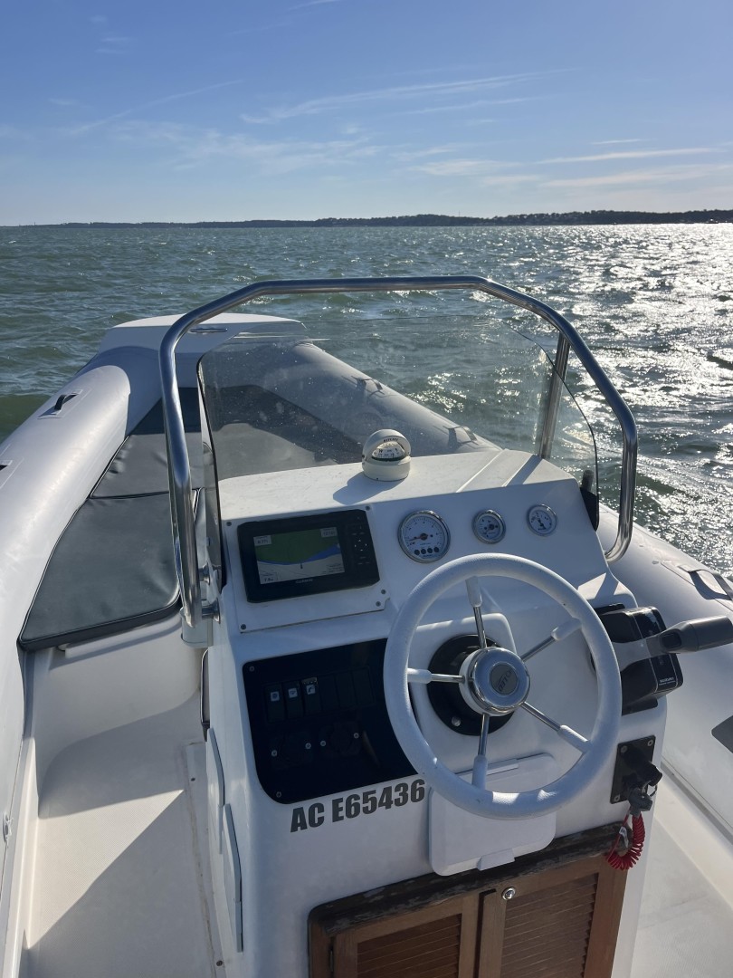 Alquiler Neumática en Grand Piquey - Nautica Led Led 680gs