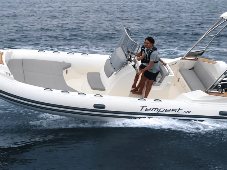 Alquiler de Capelli Tempest 700 en Antibes