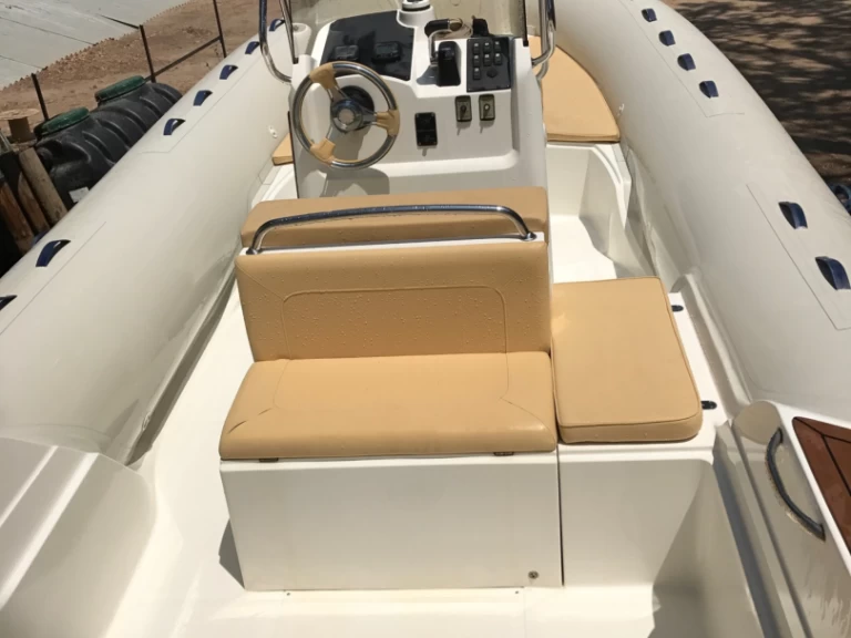 Alquiler de embarcaciones Capelli Tempest 625 enFréjus en Samboat