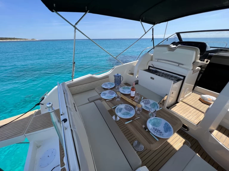 Alquiler de B2 Marine CAP FERRET 752 CRUISER en Cannes