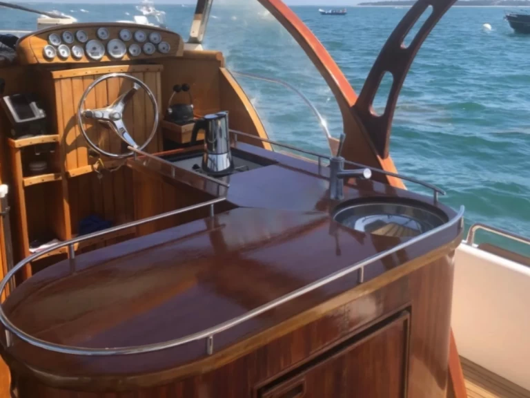 Beacher V12 de alquiler a Arcachon
