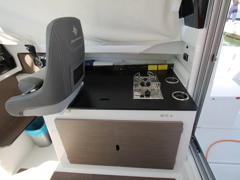 Alquiler de Lancha, con o sin patrón Jeanneau Biograd na Moru