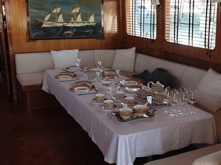 Alquiler de  GRAND BANKS 72 en Ellinikó