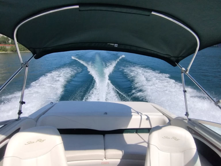 Alquiler de embarcaciones Sea Ray Sea Ray 190 Cuddy Cabine enLecco en Samboat