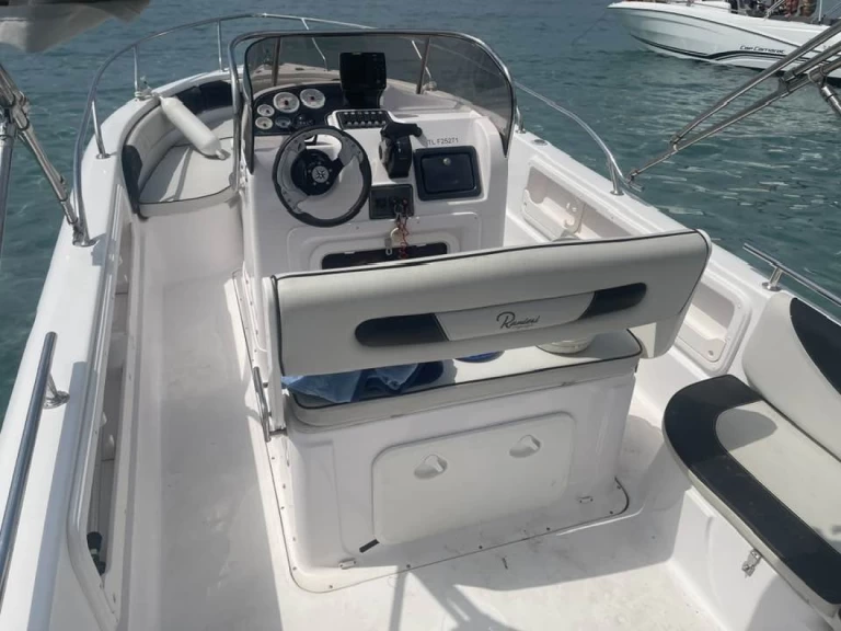 Alquiler de Ranieri Voyager 22 en Hyères