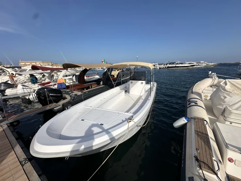 Alquiler de barcos Marzamemi barato de Breeze 820