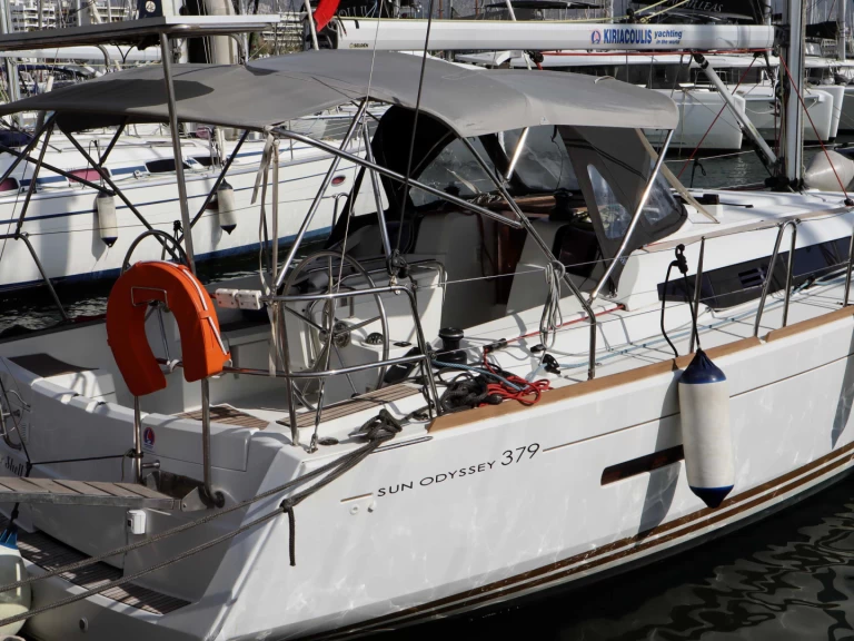 Alquiler de embarcaciones Jeanneau Sun Odyssey 379 enÁlimos en Samboat