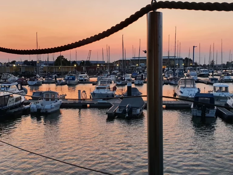 Alquiler de embarcaciones FLOATING 44-3 enKröslin en Samboat