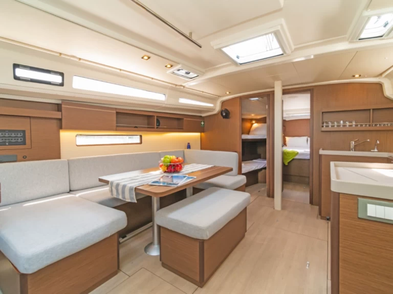 Alquiler de Bénéteau Oceanis 40.1 en Álimos