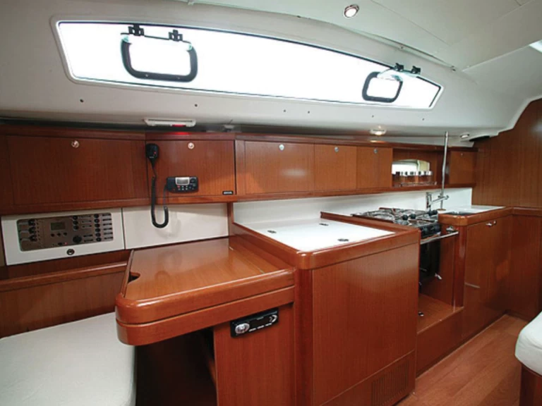 Alquiler de barcos Eleusis barato de Oceanis 40