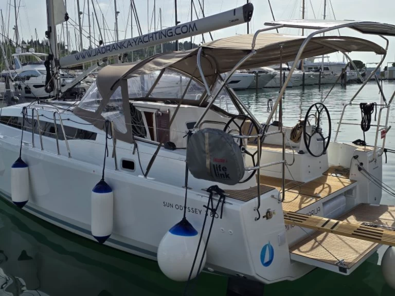 Alquiler de embarcaciones Jeanneau Sun Odyssey 380 enPula en Samboat