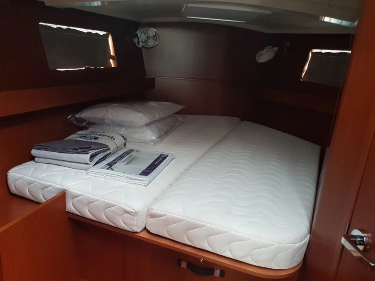 Alquiler de embarcaciones Bénéteau Oceanis 41.1 enPuntone en Samboat