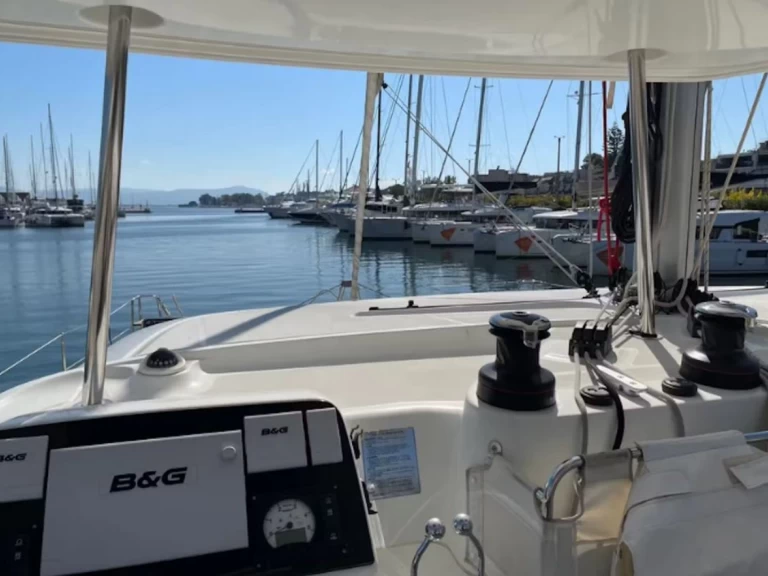 Catamarán para alquilar Lávrio al mejor precio