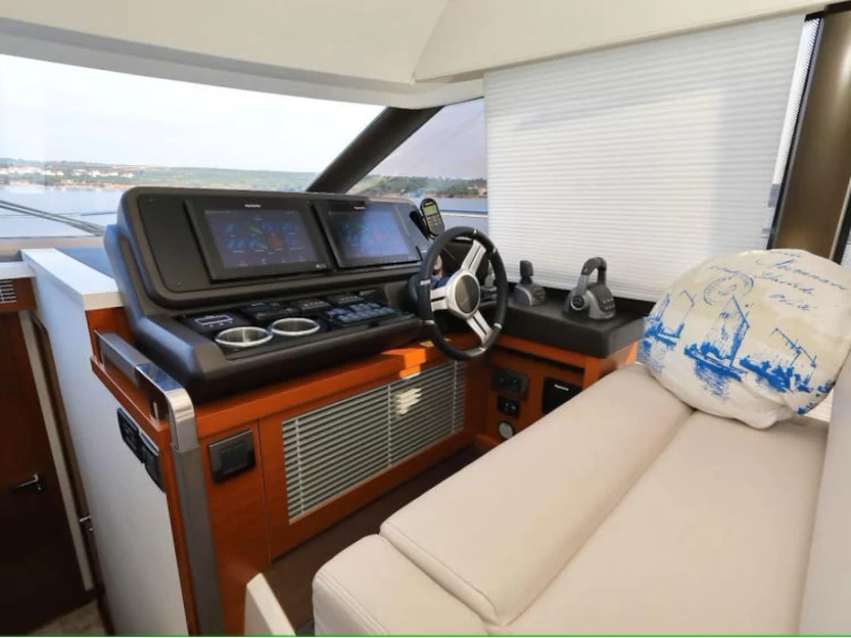 Alquiler de embarcaciones Jeanneau Prestige 520 Flybridge - 3 + 1 cab. enSplit en Samboat