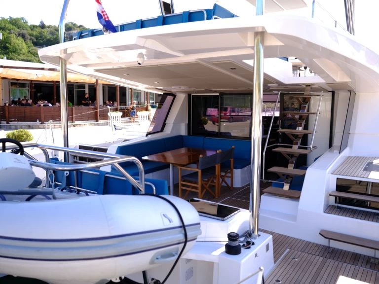 Alquiler de Cervetti Yachts Cervetti 44 Power - 4 + 1 cab. en Primošten