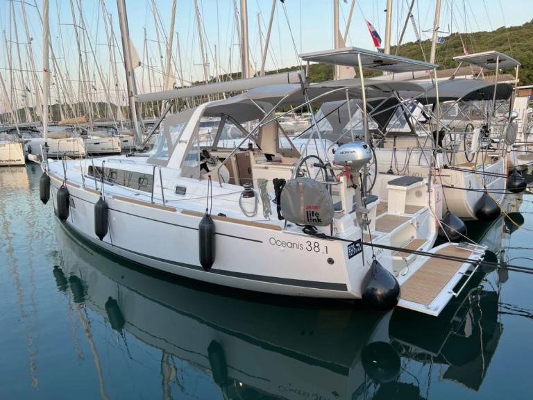 Alquiler de barcos Pula barato de Oceanis 38.1