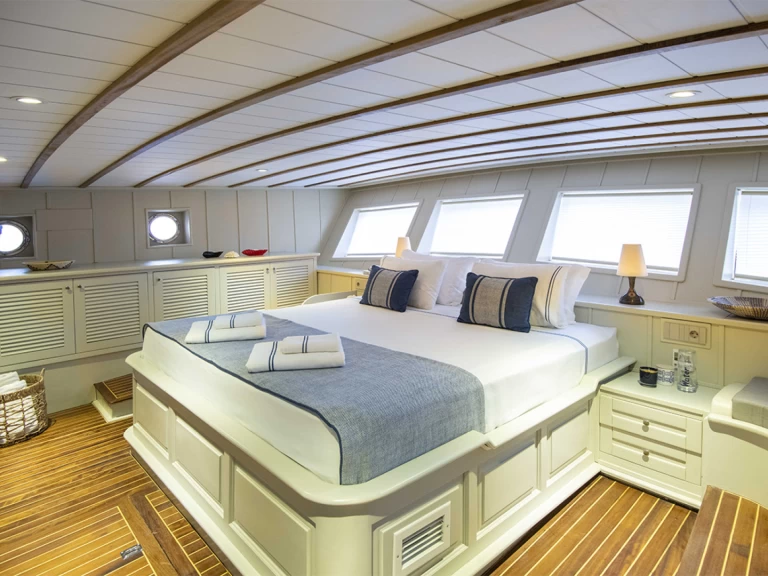 Alquiler Velero Custom Made con o sin  título de navegación