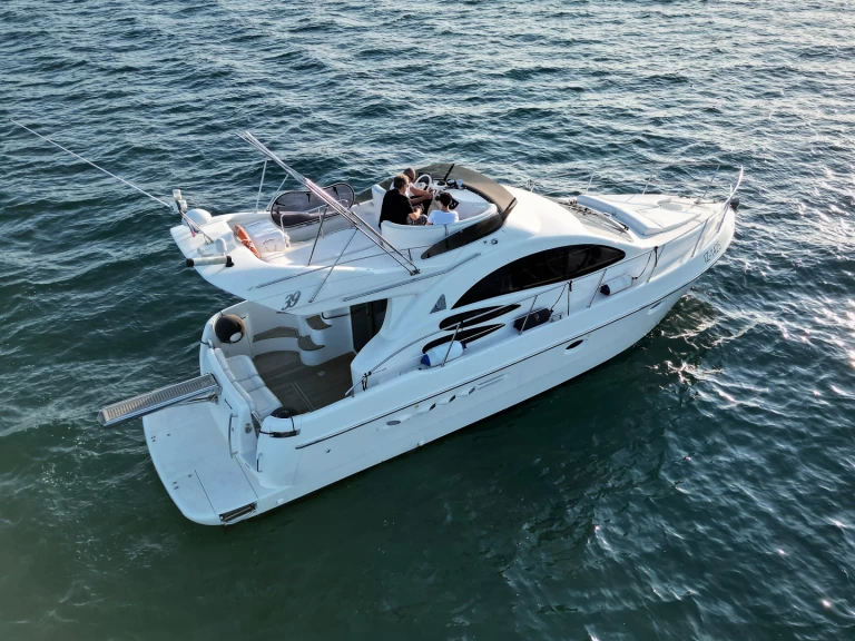 Alquiler de Azimut Azimut 39 Fly en Izola