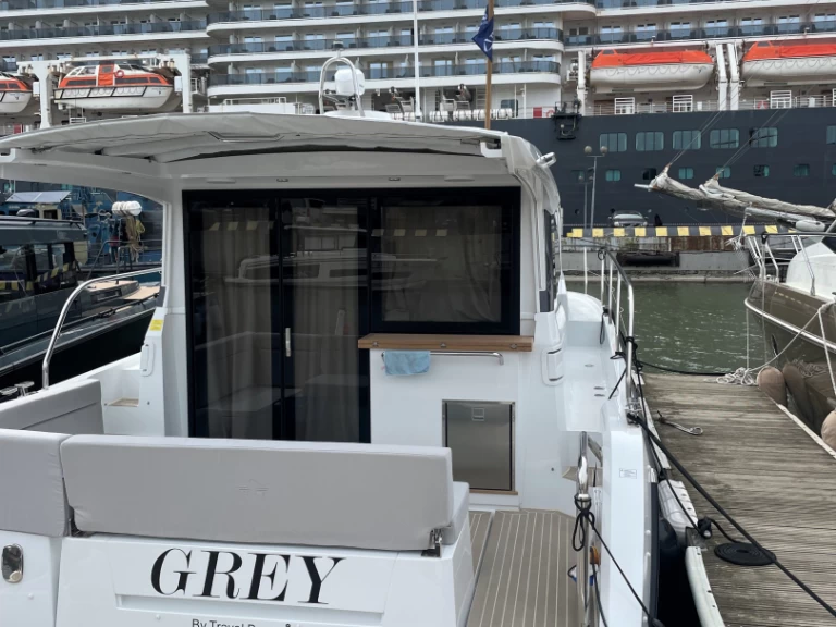 Alquiler de Sealine C335 Grey en Klaipėdos rajonas
