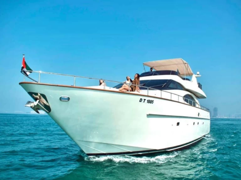 Alquiler de barcos Dubai Marina barato de Azimut 80