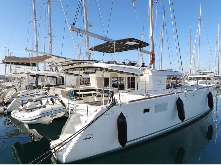 Catamarán para alquilar Sukošan al mejor precio