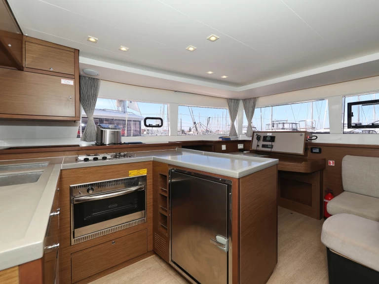 Alquiler de barcos Sukošan barato de Lagoon 450 F