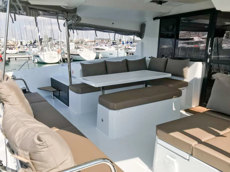 Alquiler de Catamarán, con o sin patrón Fountaine Pajot Tivat