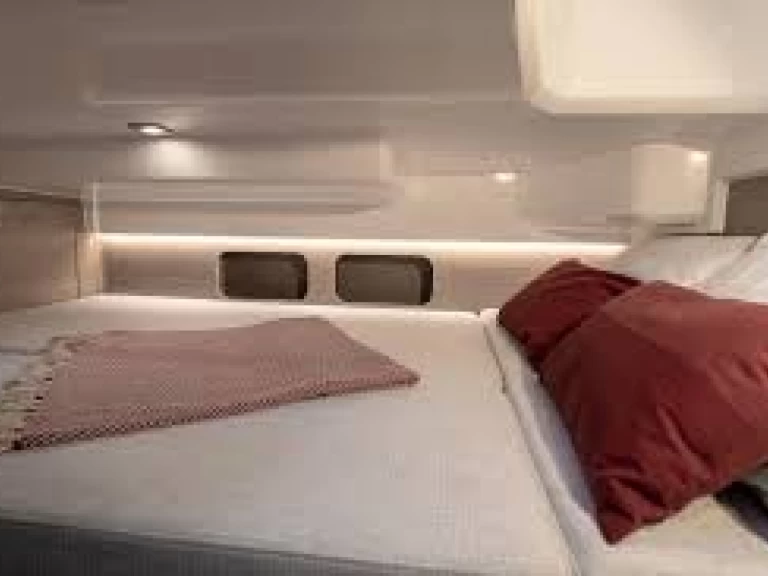 Alquiler de Jeanneau Cap Camarat 9.0 WA en Makarska