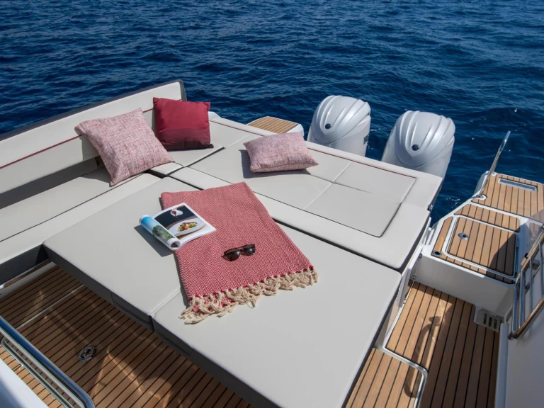 Alquiler de embarcaciones Jeanneau Cap Camarat 9.0 WA enMakarska en Samboat