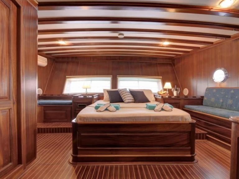 Gulet 2006 de alquiler a Fethiye Harbour