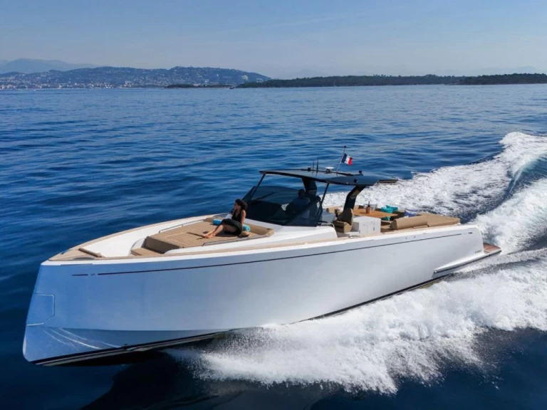 Alquiler Lancha Pardo Yachts con o sin  título de navegación