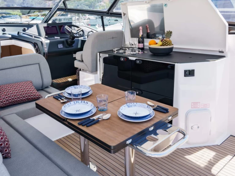 Alquiler de Bavaria SR36 OPEN TOP en Marina De Cala D'Or