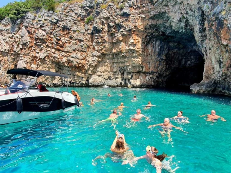 Okiboats Barracuda 545 Open de alquiler a Kotor