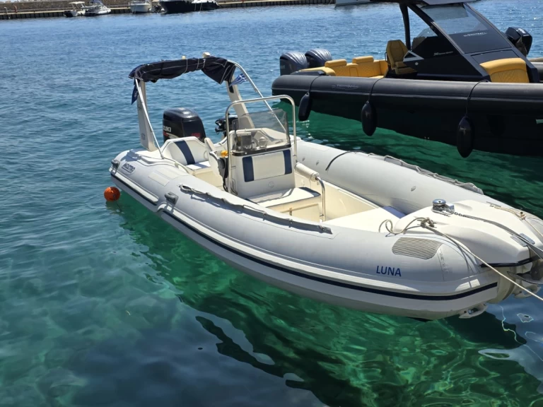 Alquiler Neumática mostro con o sin  título de navegación