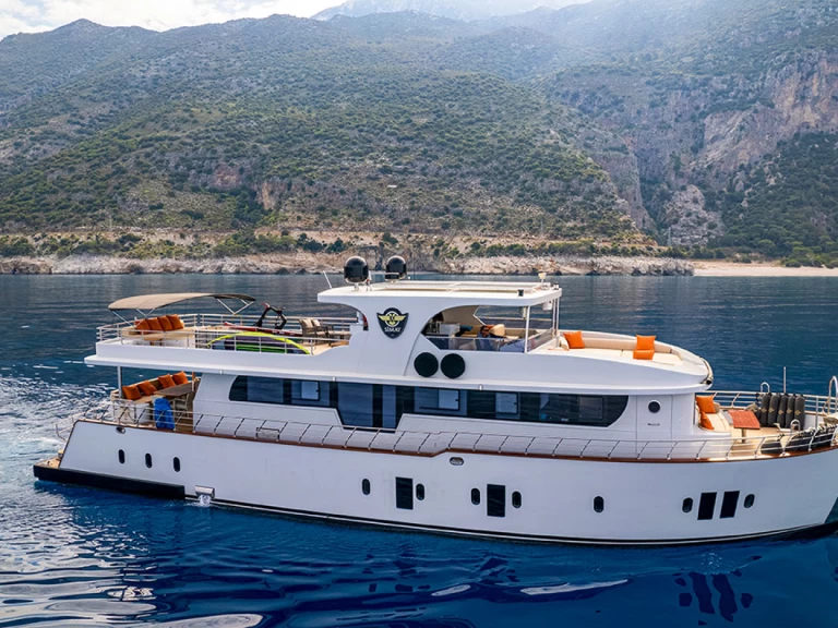 Custom Made Trawler de alquiler a Fethiye Harbour