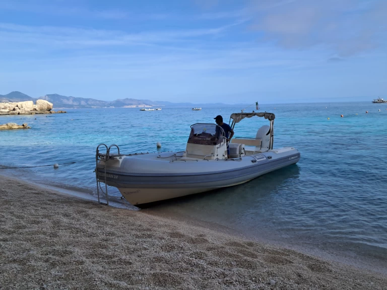 Alquiler de embarcaciones Joker Boat Clubman 24 enArbatax Port en Samboat