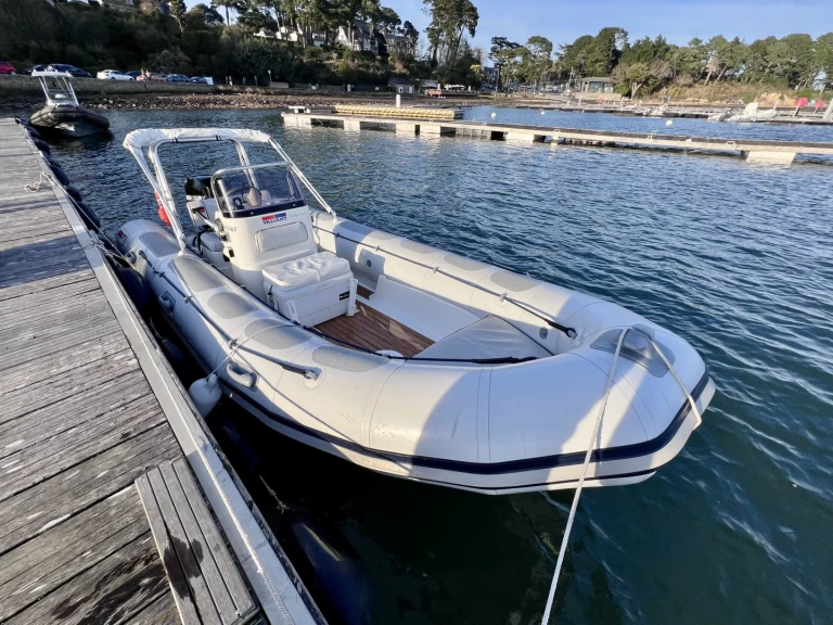 Alquiler Neumática Valiant con o sin  título de navegación