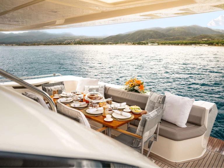 Alquiler Yate de lujo Ferretti con o sin  título de navegación