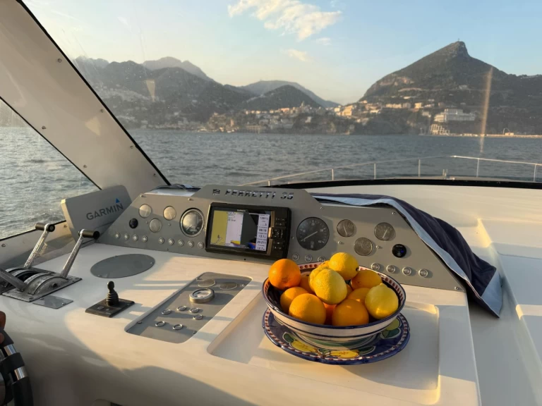 Alquiler Lancha Ferretti con o sin  título de navegación