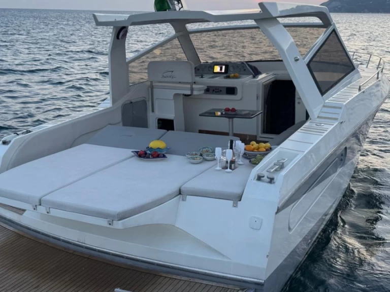 Alquiler Lancha Ferretti con o sin  título de navegación