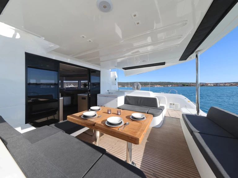 Alquiler de Catamarán, con o sin patrón Lagoon Sukošan