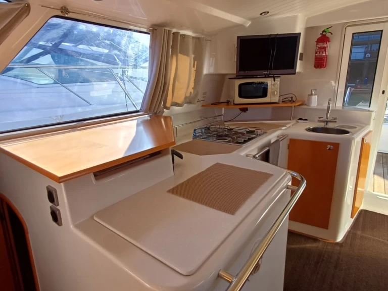 Alquiler de Fountaine Pajot Highland 35 en Tróia