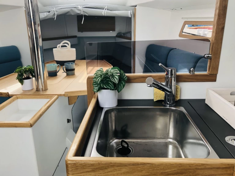 DJANGO 9.80 ( 3 cabines) DJANGO 9.80 de alquiler a La Trinité-sur-Mer