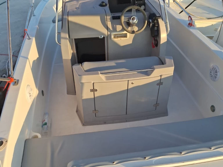 Alquiler de embarcaciones Atlantic open 670 enSplit en Samboat