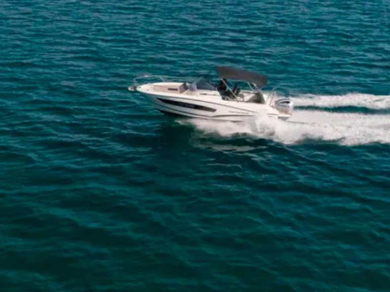 Alquiler de embarcaciones Jeanneau Cap Camarat 7.5 WA Serie 2 enOmiš en Samboat